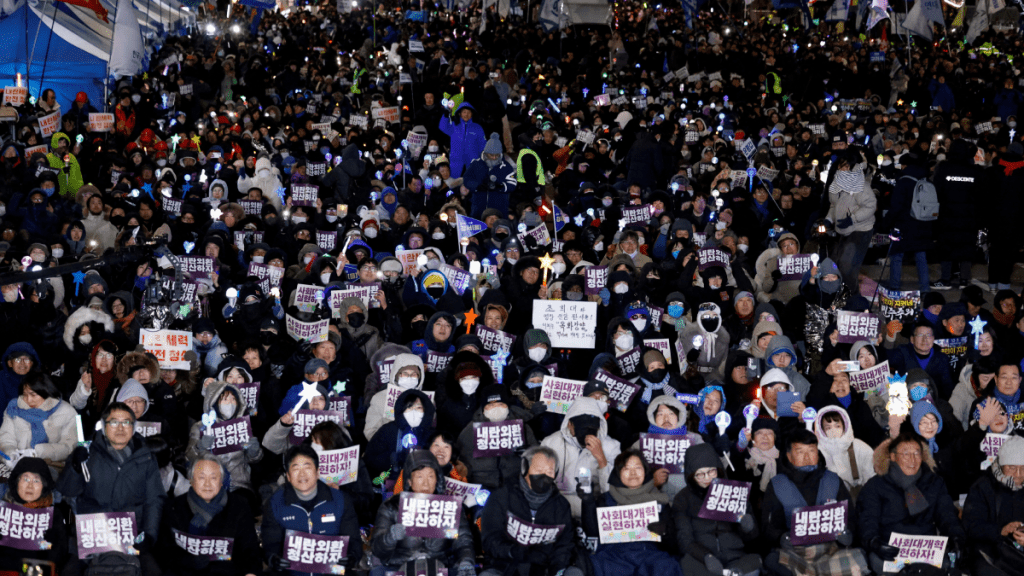 南韩民众纪念戒严事件一周年。路透社
