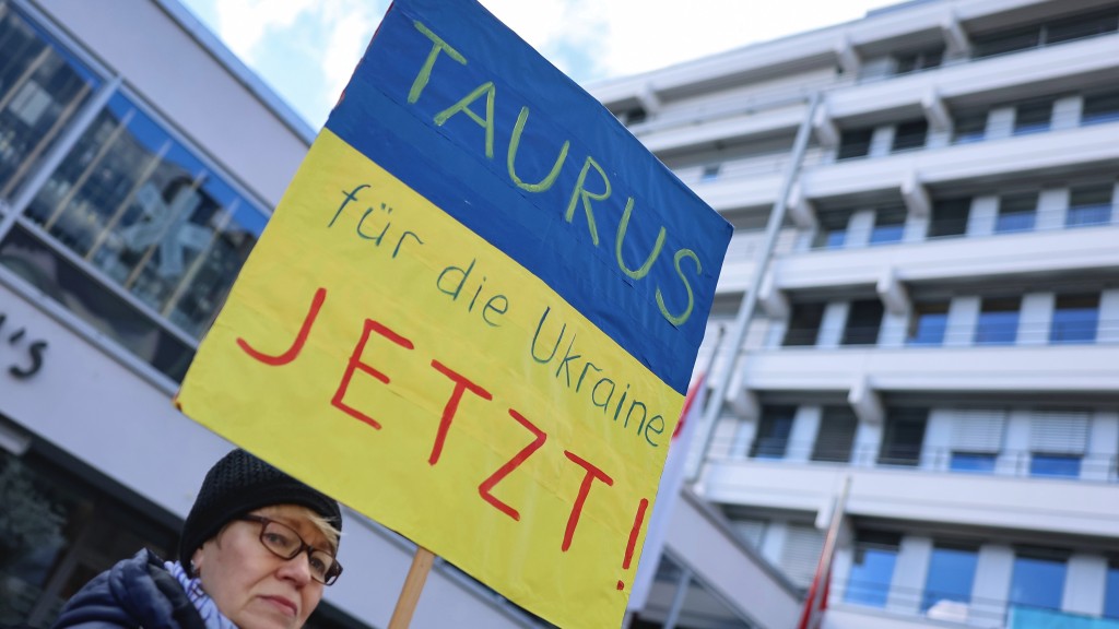 在德國紐倫堡的聲援烏克蘭集會上，有人舉標語牌要求向烏克蘭交付「金牛座」巡航導彈。  美聯社