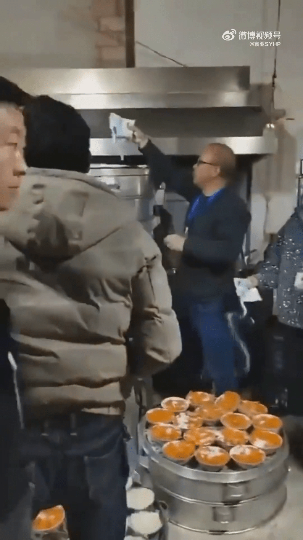 一群掛著工作證的工作人員，直接拿起一袋袋的鹽，直接倒入正在烹飪的食物中。