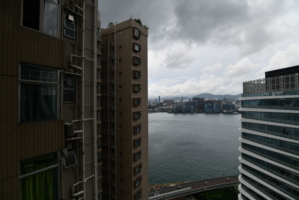 單位可外望少量維港海景及樓景。