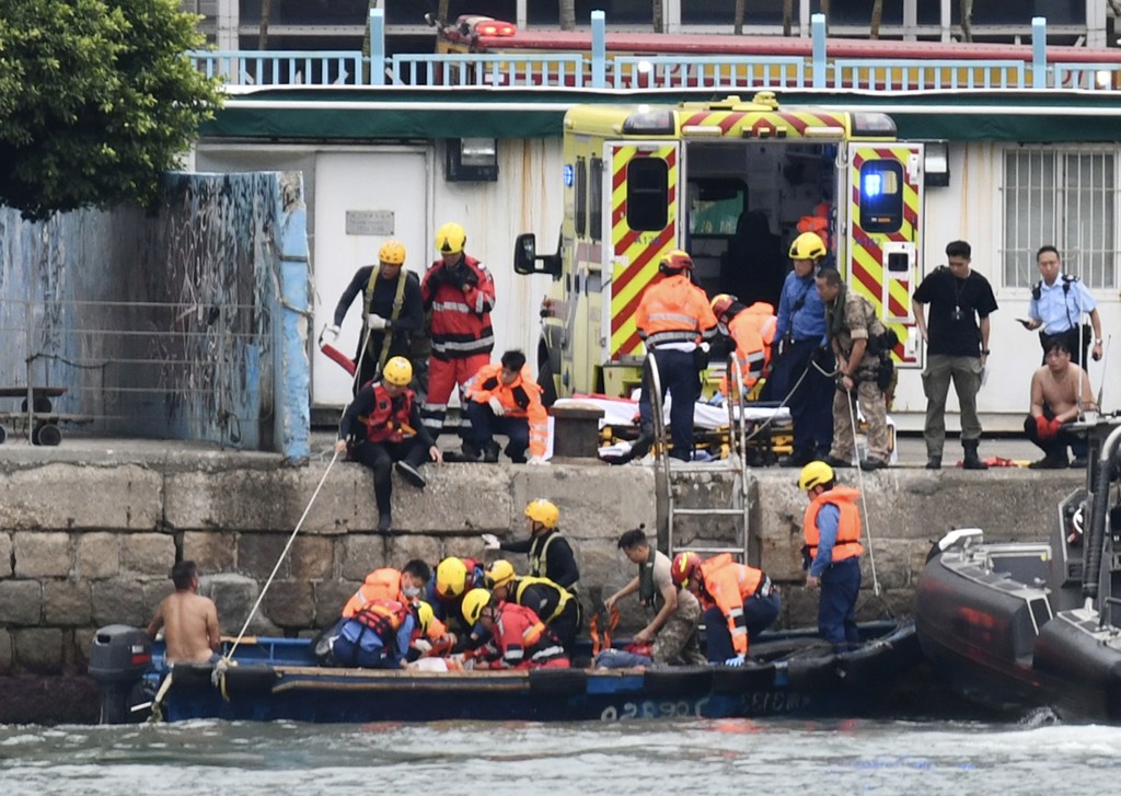 梁浩贤将堕海者带回岸边，交由救援人员接手进行施救。 资料图片