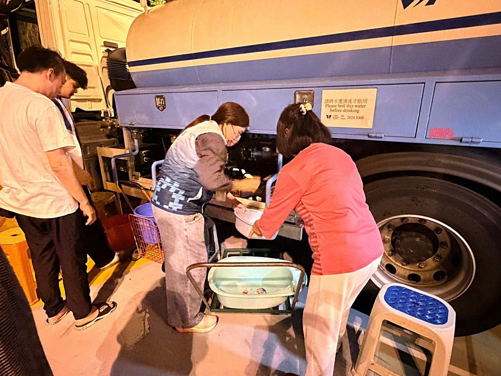 水務署安排水車到場。fb:房委會 - 公屋人情風貌 水務署安排水車到場。fb:房委會 - 公屋人情風貌