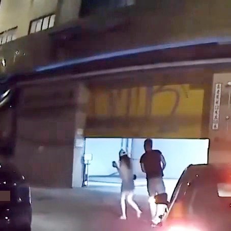 網民:「人渣」、「好恐怖喎」、「打女人 正渣男」、「打女人,點講都衰啦」、「食 咗太空油(毒品)」、「堂堂男人打女人最 X憎」、「呢啲正一社會垃圾~仲要係打女 人嘅廢物」。fb「車cam L(香港群組)」截圖 網民:「人渣」、「好恐怖喎」、「打女人 正渣男」、「打女人,點講都衰啦」、「食 咗太空油(毒品)」、「堂堂男人打女人最 X憎」、「呢啲正一社會垃圾~仲要係打女 人嘅廢物」。fb「車cam L(香港群組)」截圖