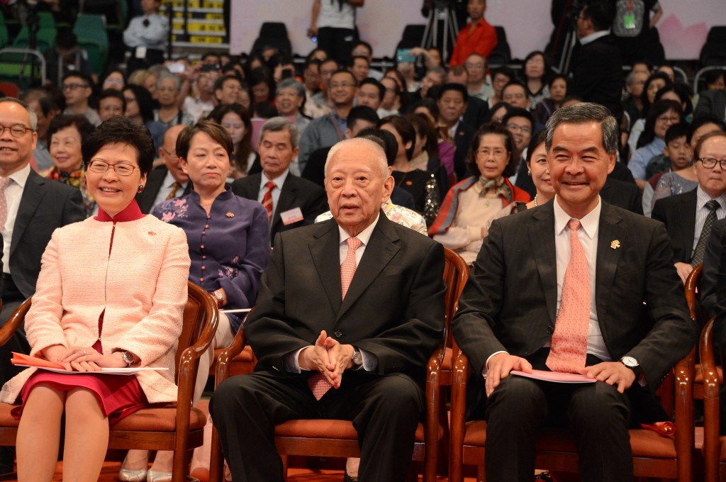 2018年「香港同胞國慶文藝晚會」開幕禮：林鄭月娥、董建華、梁振英。伍明輝攝