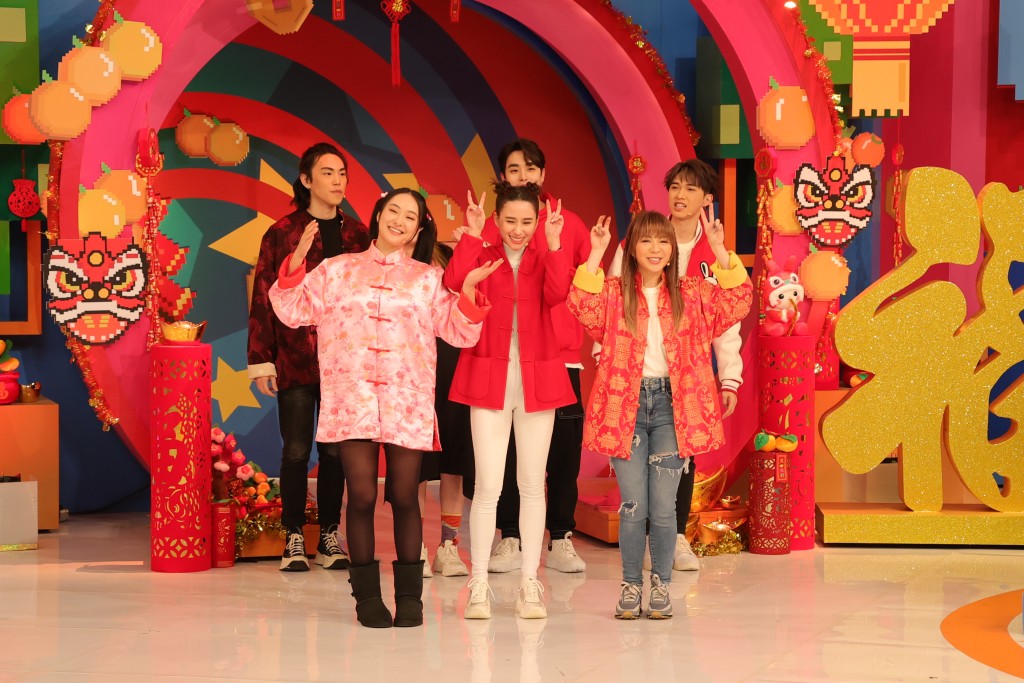 何超莲、陈滢、王灏儿（JW）、余思霆及彭慧中等为《奖门人新春感谢祭》节目录影。