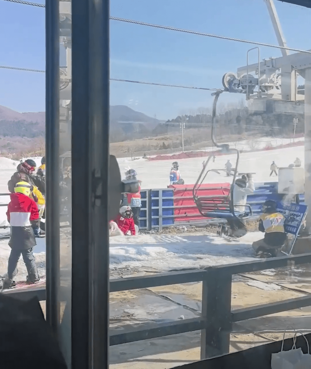 遼寧滑雪場索道突快速倒行，遊客被迫纜車跳下險象環生。