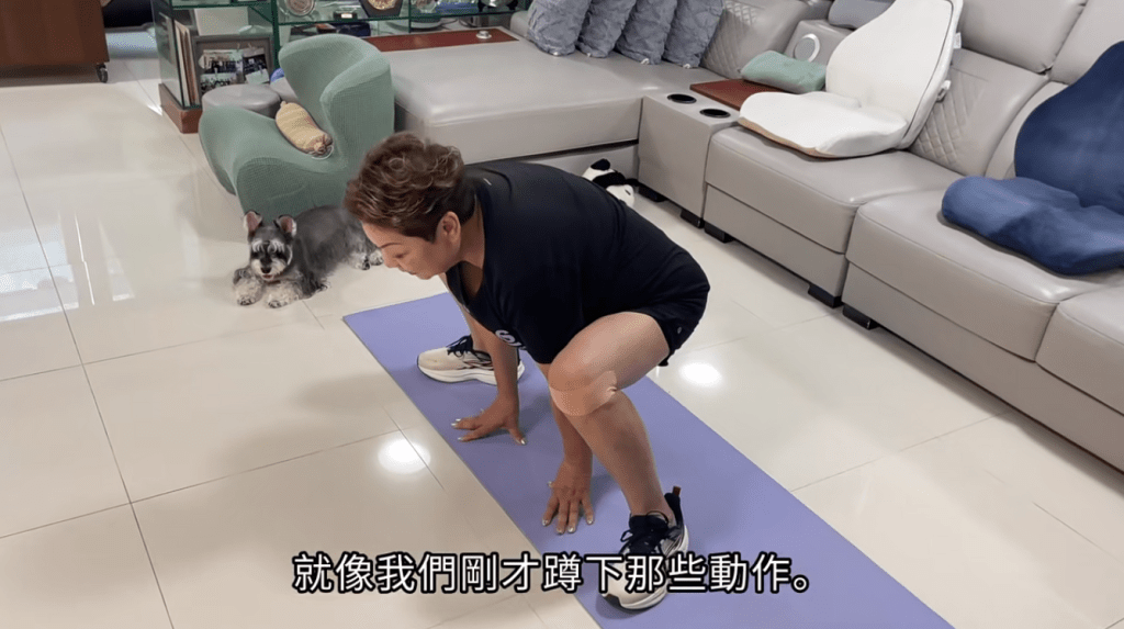 肥媽示範深蹲動作，並提醒若蹲下感到頭暈必須立即停下。