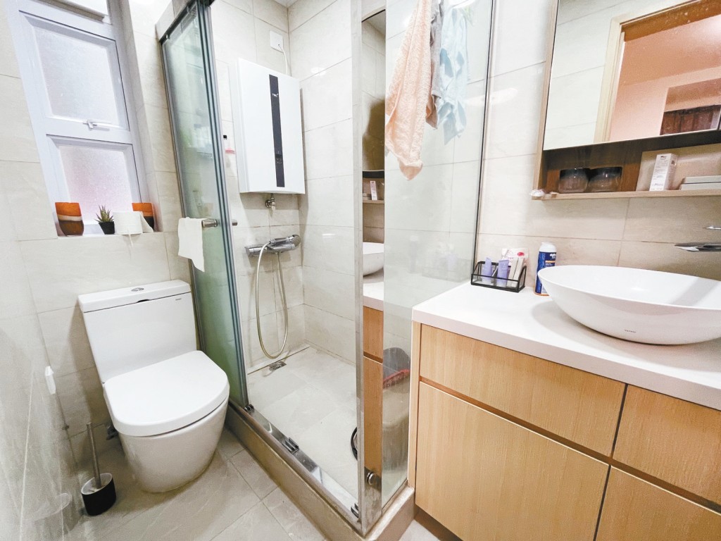 浴室保養良好，設有淋浴間，可有效節省空間。