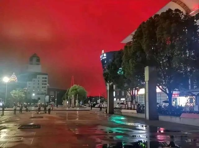 紅色天空，感覺詭異。
