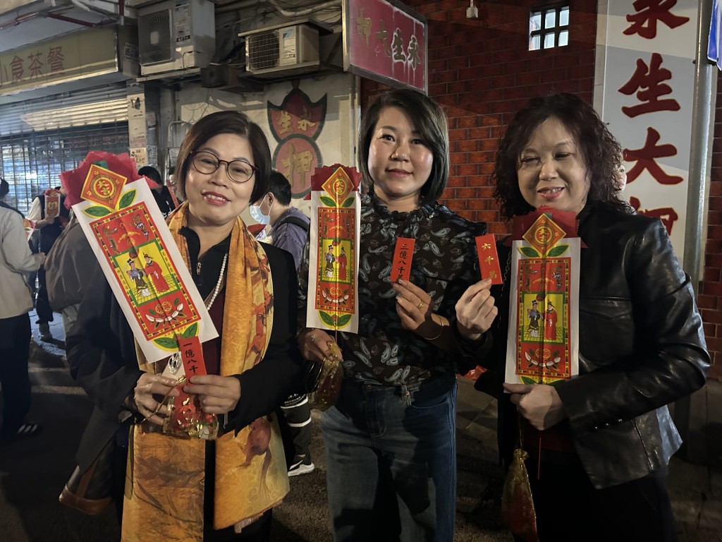 信眾郭女士與女友人一起前來，向觀音借庫。曾志恆攝