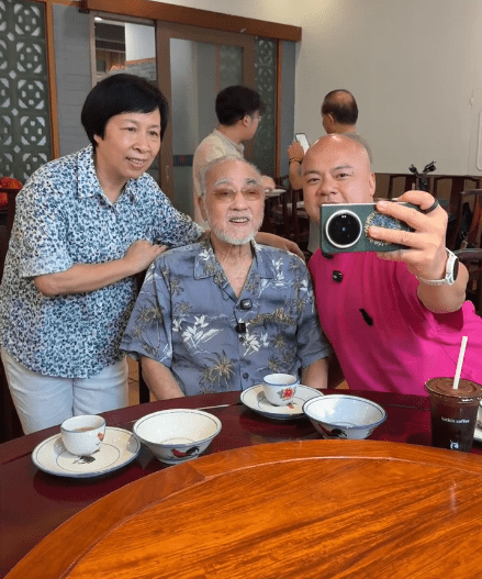 盧海鵬同親戚輪流合照。
