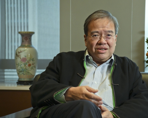 華昇董事長胡定旭指樣本只有條碼不知身份。 資料圖片