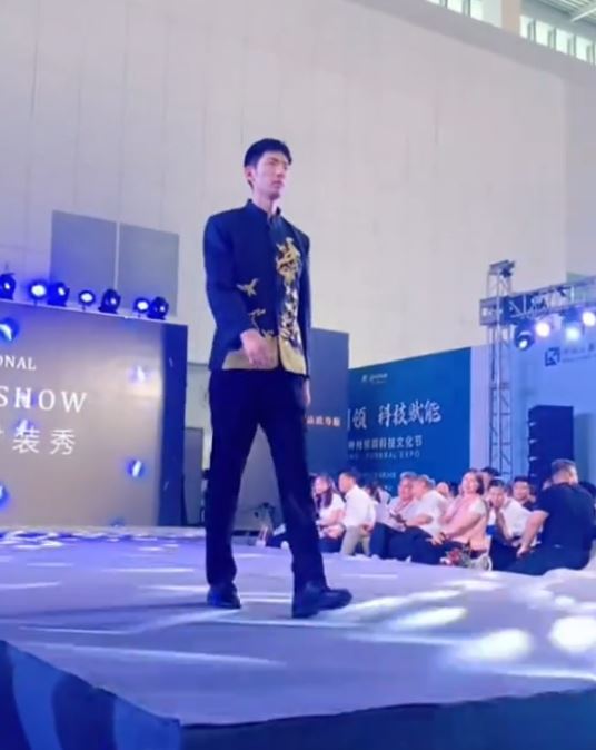 天津舉行的壽衣時裝騷惹起網民熱議。