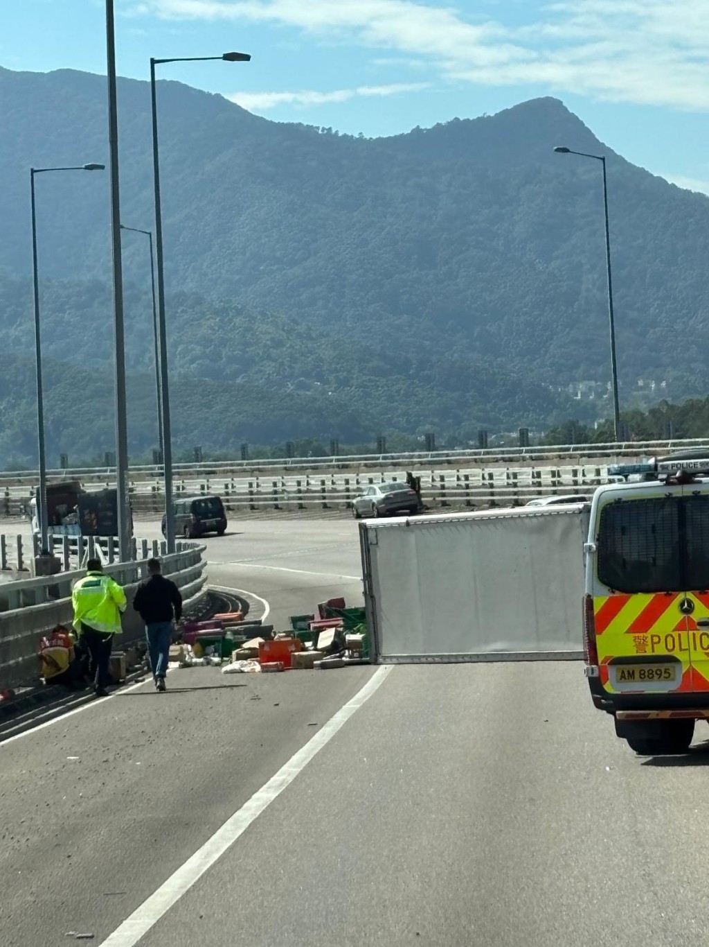 貨車翻側，大量貨物跌出車斗。fb 車cam L（香港群組）  網片截圖