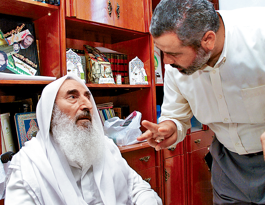 哈尼亞（右）2002年在哈馬斯創始人亞辛家中與亞辛交談。