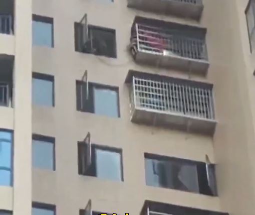吳玉梅死捉著女童手防止她墜落，同時拍片找鄰居救助。抖音