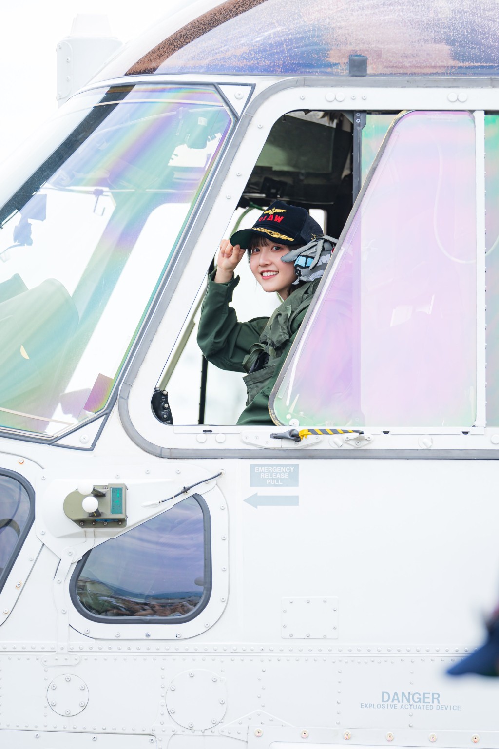 小杉憐子登上直升機體驗駕駛艙。網上圖片