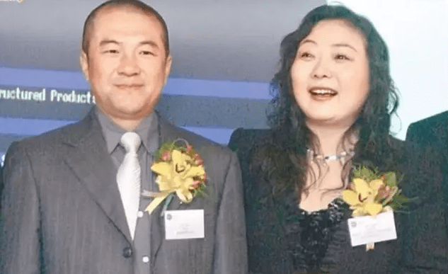 2012年，吳亞軍和丈夫蔡奎離婚，蔡奎獲分龍湖地產28%股權，當時市值大約200億元。