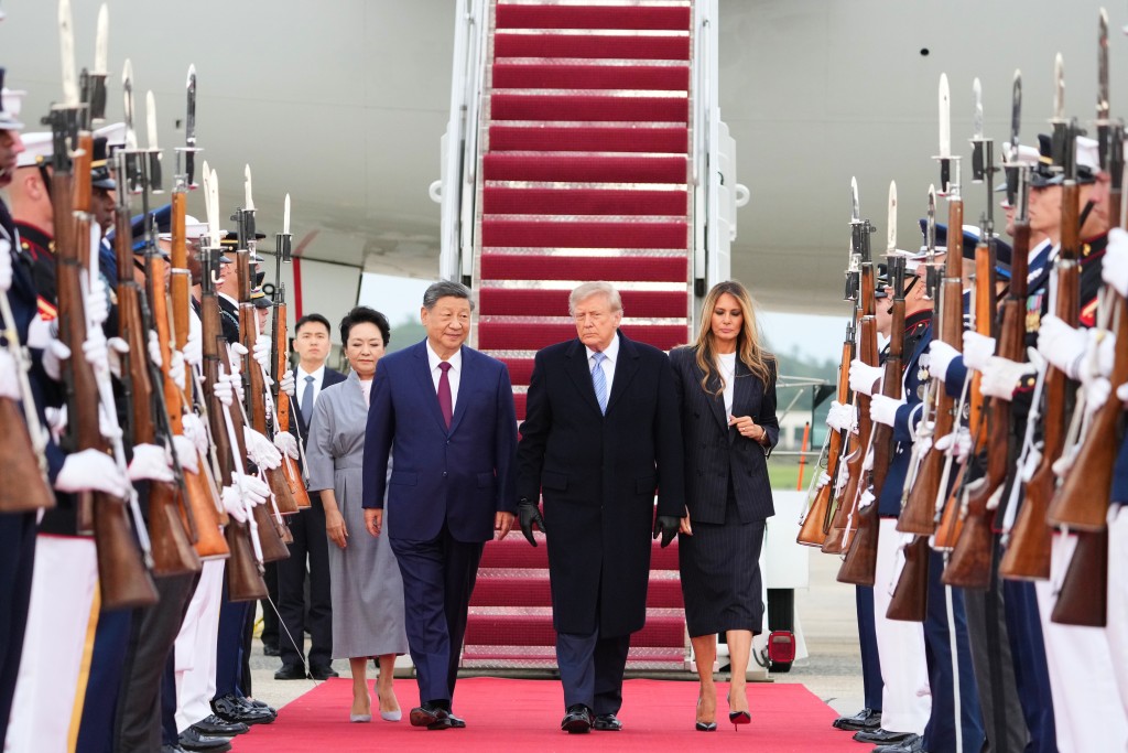 特朗普高规格亲迎习近平，却引发国内争议。美联社