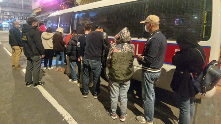 涉案人士被帶署扣查。（警方提供）