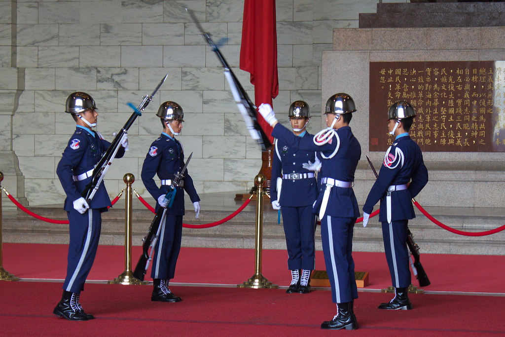 台北中正纪念堂内的军仪表演已有数十年历史。