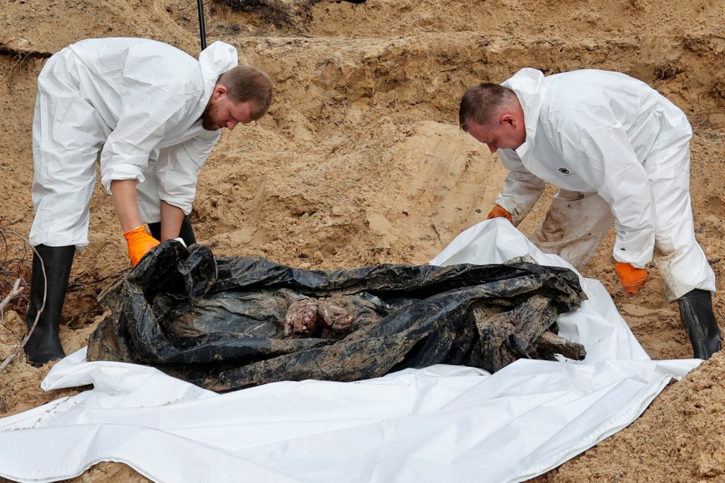 伊久姆森林區內挖掘出大批棺木。REUTERS