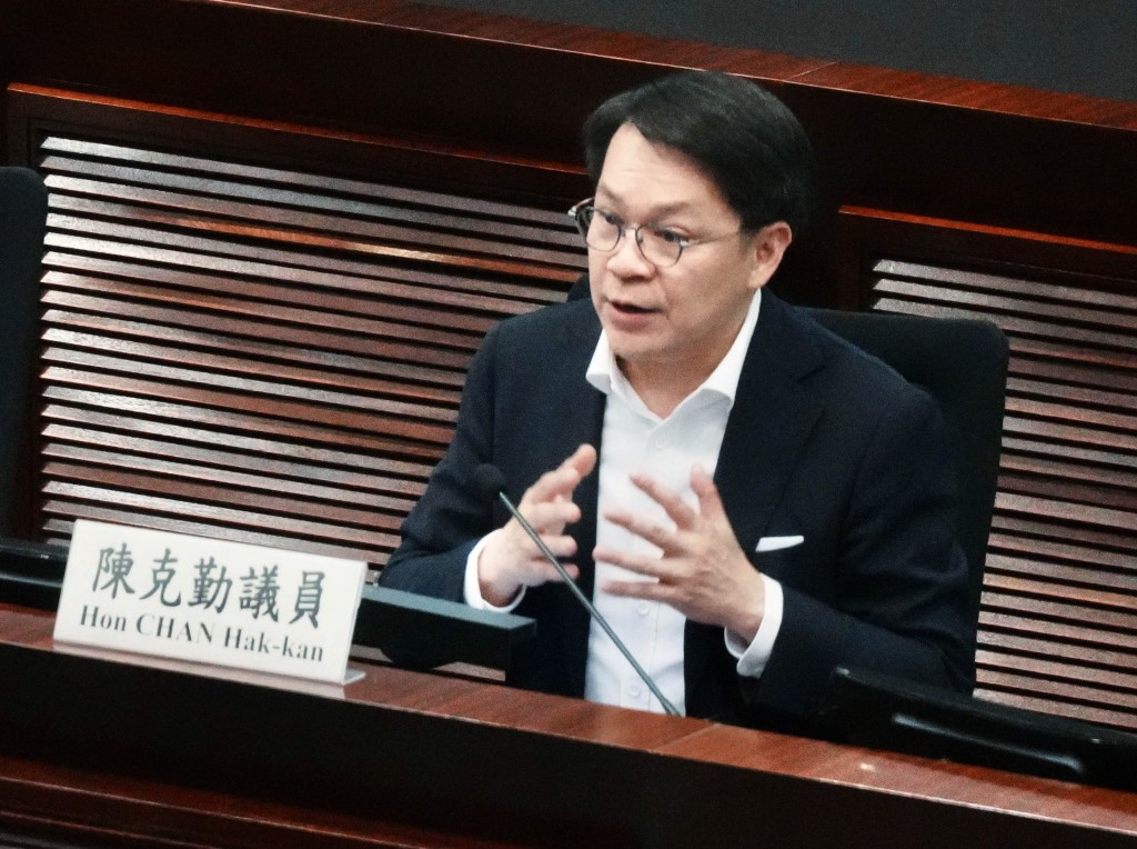 民建聯主席陳克勤認為絕不能因綜合住宅發展的財務考量而延誤工程。 民建聯主席陳克勤認為絕不能因綜合住宅發展的財務考量而延誤工程。