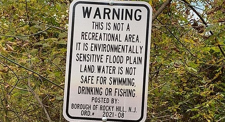 出事地点附近的告示牌警告民众在河中游泳不安全。网上图片