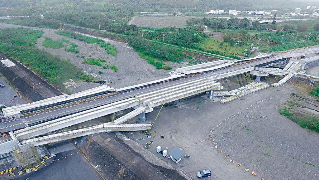 花蓮地震，當地玉興橋拓寬工程橋面斷落。