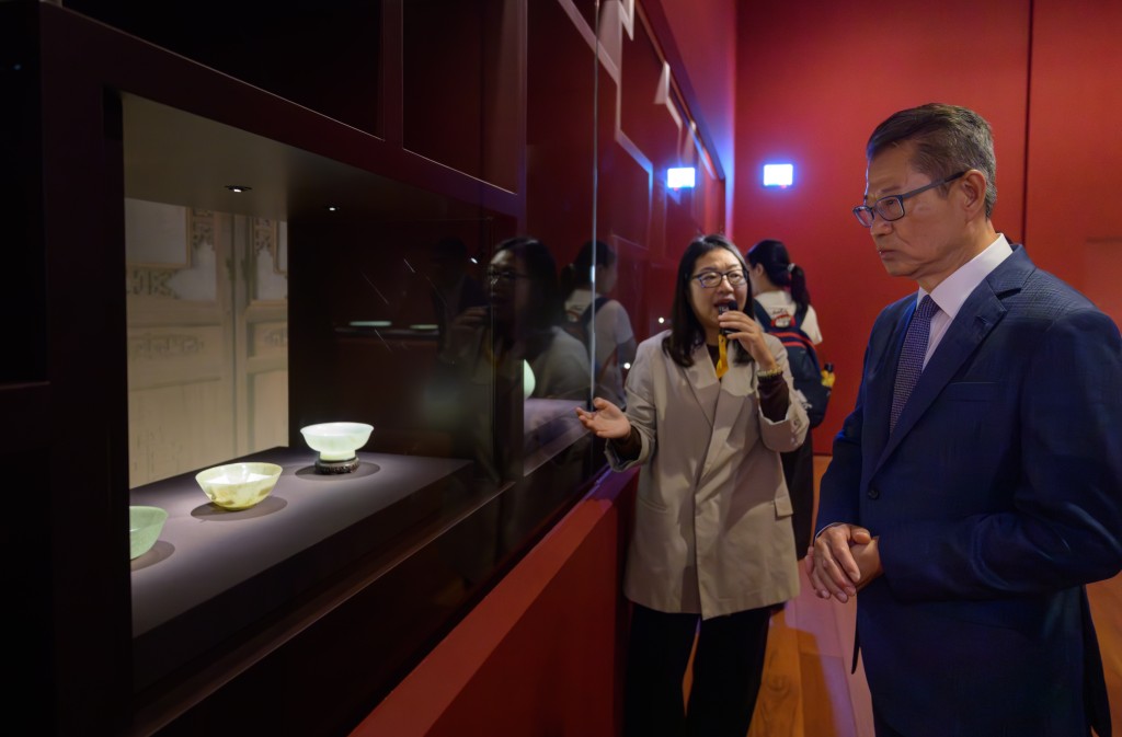 陳茂波在香港故宮文化博物館參觀「紫禁城看世界」展覽。陳茂波網誌 陳茂波在香港故宮文化博物館參觀「紫禁城看世界」展覽。陳茂波網誌