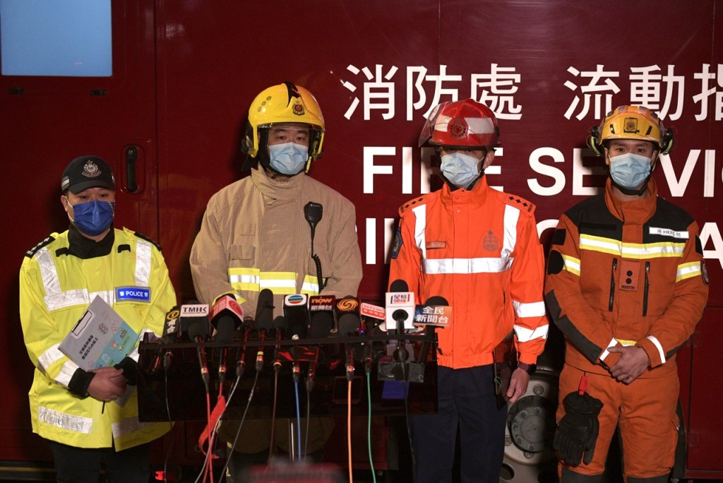 消防、救护、警方晚上10时许召开记者会交待最新情况。