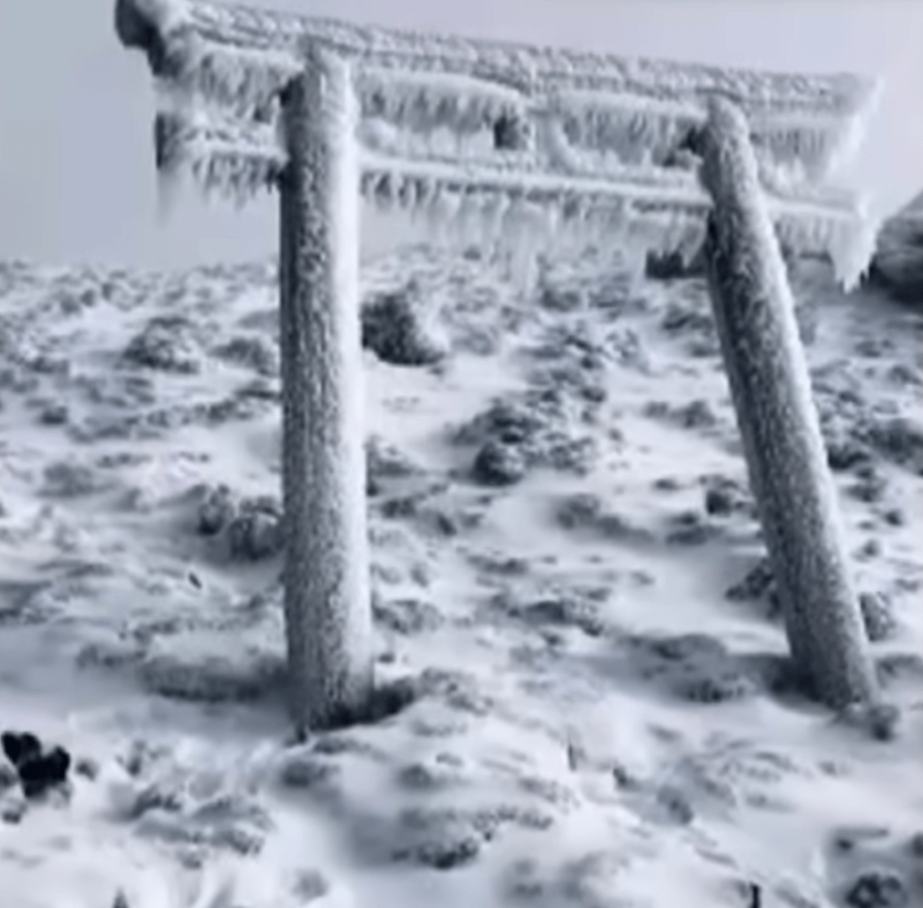 冬季富士山氣候嚴峻，積雪結冰。ANN畫面截圖