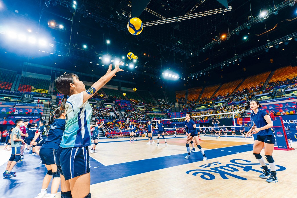 由马会支持举办的「中国女排全接触」项目，让学生跟国家队球员互动交流。