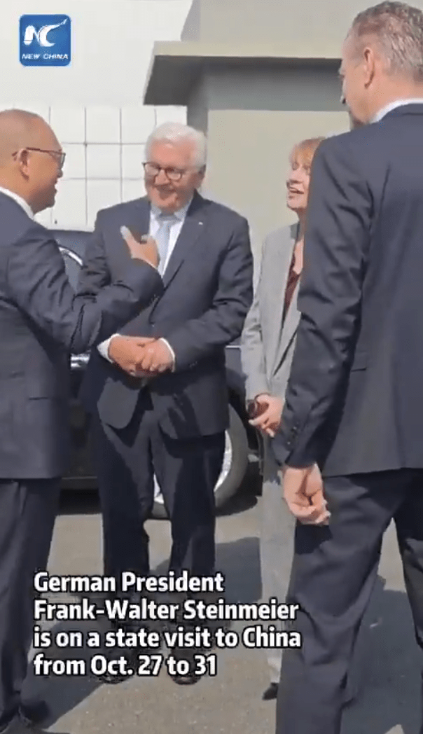 德国总统与北大校长切磋乒乓波，强调无意脱钩促互利共赢。ChinesischesGeneralkonsulatinMünchen@X