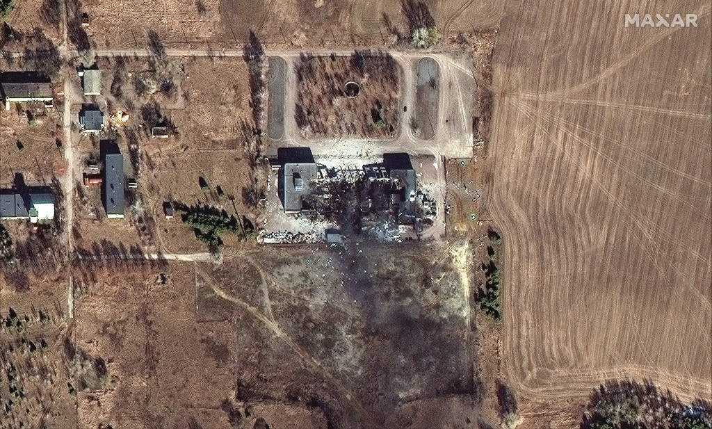 衛星圖像顯示烏克蘭切爾尼戈夫以西被毀的廠房。AP圖