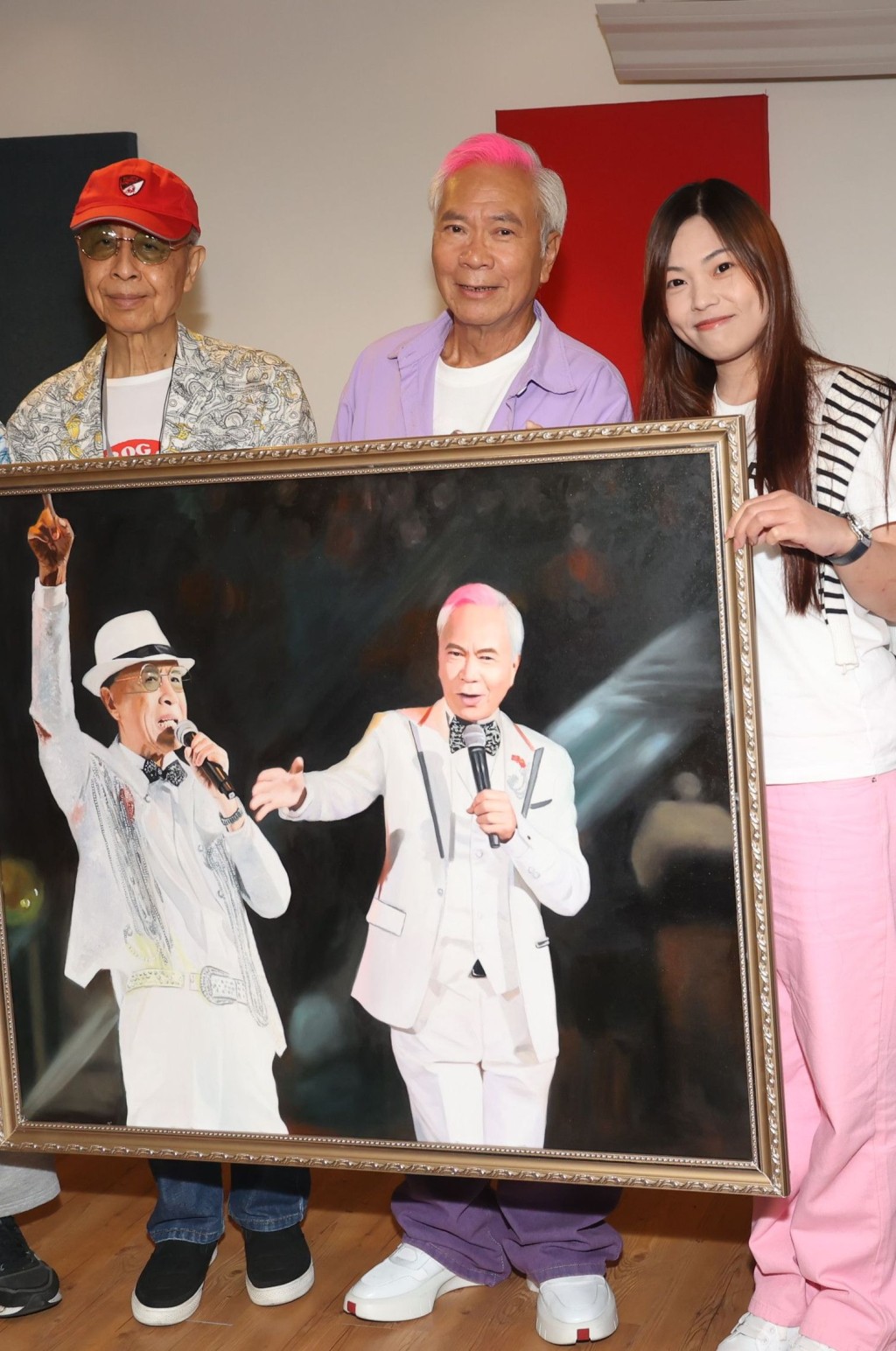 去年7月Chris送人像油画贺老公及叶振棠做《双生双识演唱会》。