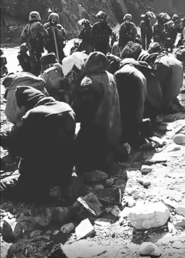 被俘印軍跪在地上。