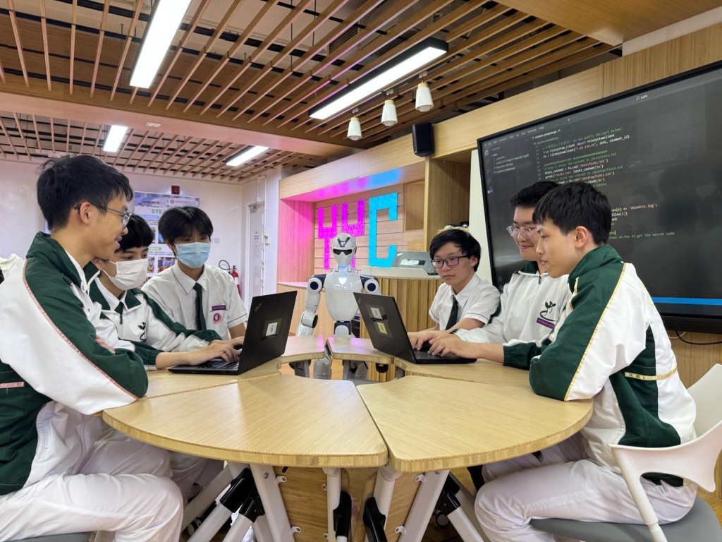 學校除採用校本STEAM課程,亦積極引入人形機械人,培養面向未來的創新思維及科技素養。 學校除採用校本STEAM課程,亦積極引入人形機械人,培養面向未來的創新思維及科技素養。