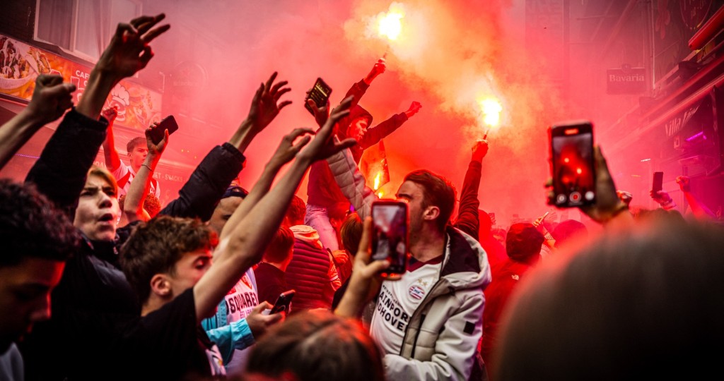 燕豪芬球迷在飞燕芬失分后，疯狂庆祝。法新社