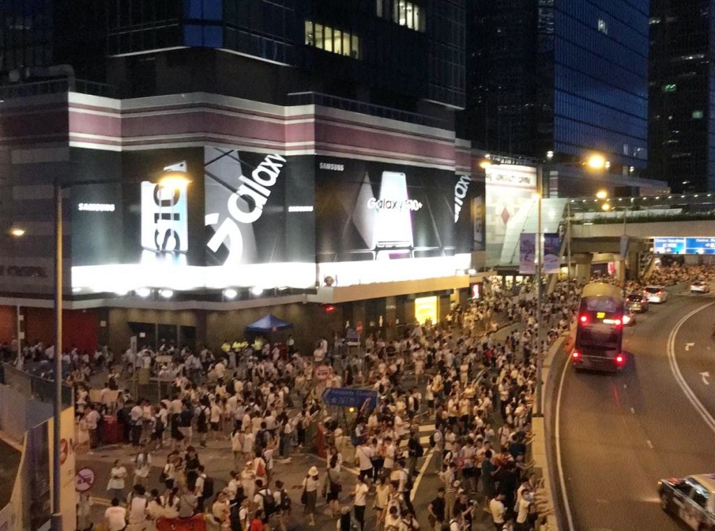 遊行市民陸續抵達立會大樓外。