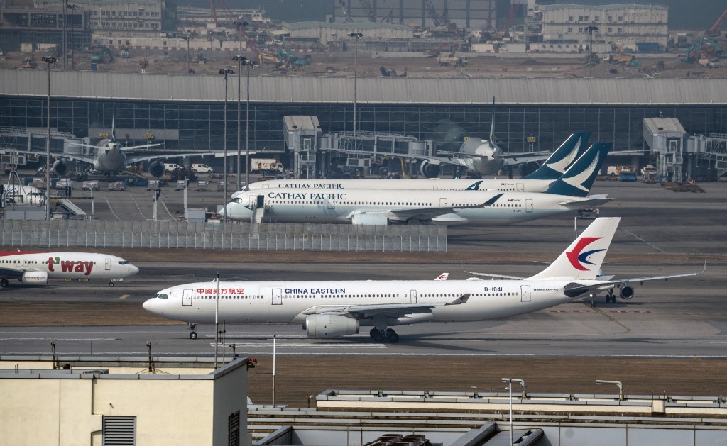 張李佳蕙指,機管局亦構思與內地機場在商業模式或運作上合作,包括「經珠港飛」客運項目,讓全球旅客從香港進入珠海,再到各個內地城市。 張李佳蕙指,機管局亦構思與內地機場在商業模式或運作上合作,包括「經珠港飛」客運項目,讓全球旅客從香港進入珠海,再到各個內地城市。
