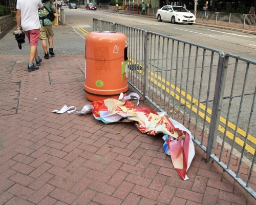 樂富有國慶國旗及橫額遭拆除燒毀。
