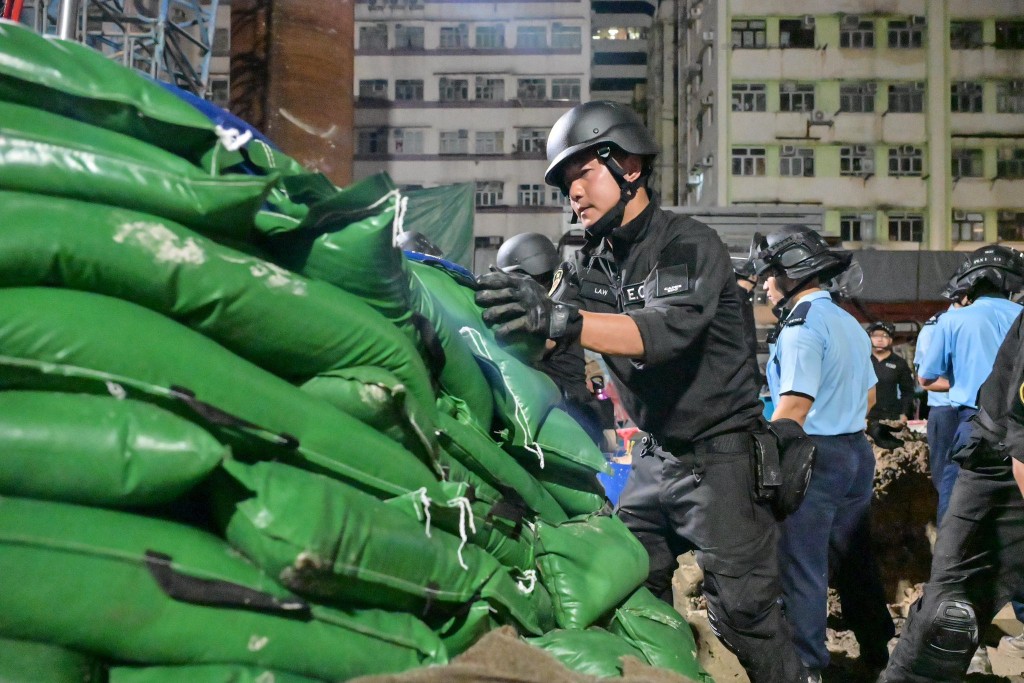警方連夜拆除炸彈,最終花費9個多小時完成拆彈工作。香港警察fb圖片 警方連夜拆除炸彈,最終花費9個多小時完成拆彈工作。香港警察fb圖片