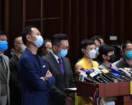 民主派議員形容人大通過的決定如同判處「一國兩制」死刑。