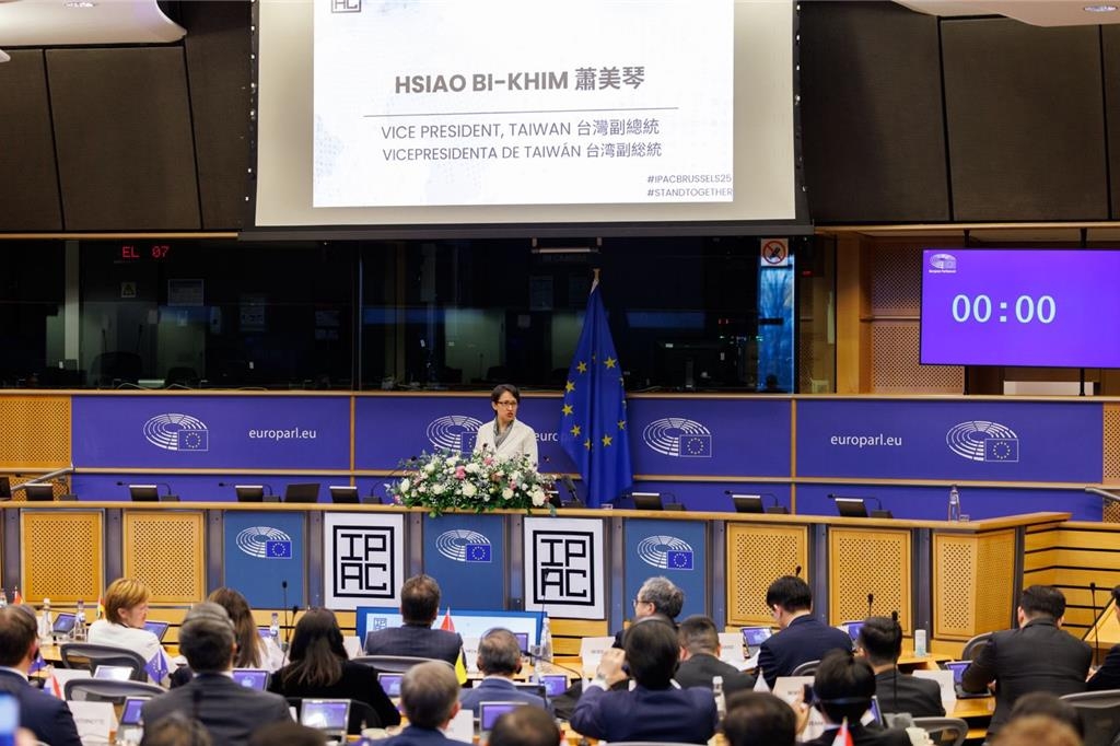 蕭美琴現身歐洲議會演說。 IPAC官方X平台 蕭美琴現身歐洲議會演說。 IPAC官方X平台