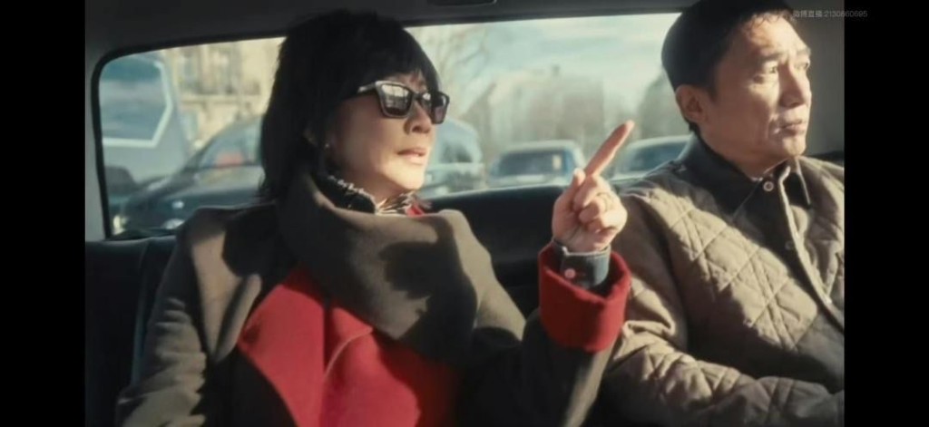 劉嘉玲與梁朝偉拍下到時裝騷會場的片段。 劉嘉玲與梁朝偉拍下到時裝騷會場的片段。