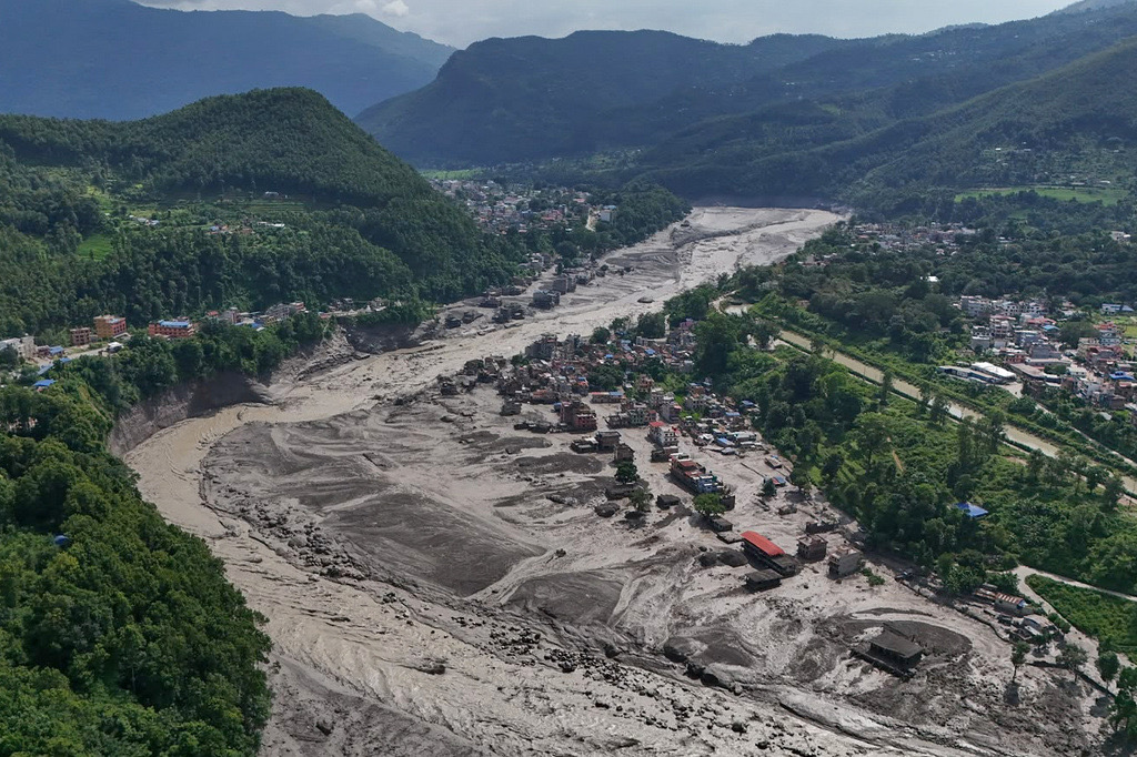 尼泊尔努瓦科特地区特里苏利河沿岸发生山洪。 美联社