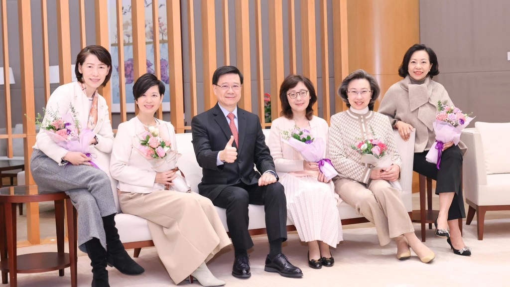 特首李家超向司局长团队中的女士送上心意。李家超FB图片