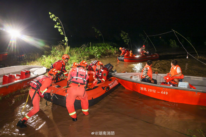 消防和武警到現場疏散民眾。