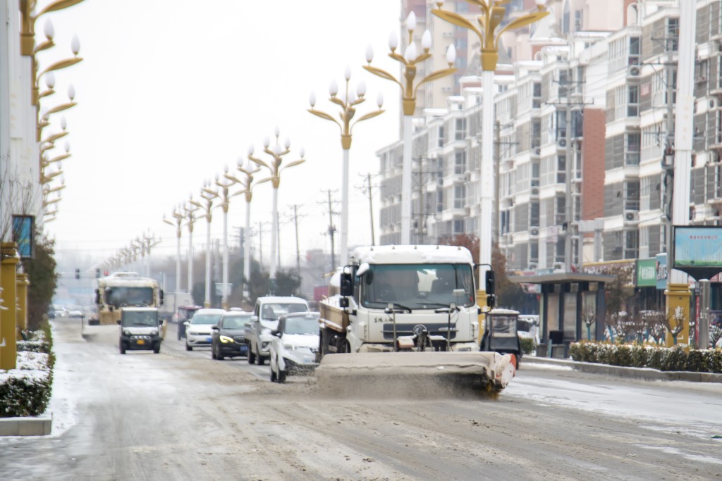 全國多地迎來降雪，2月1日，除雪車在河南省商丘市睢縣工作。 新華社